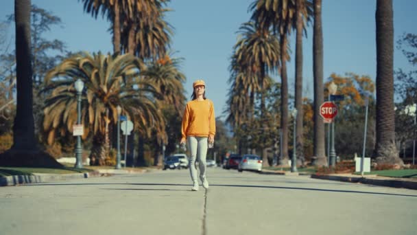 Junge Touristin Mit Kamera Los Angeles — Stockvideo