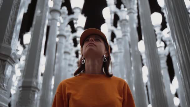 Aantrekkelijk Meisje Bij Lantaarns Los Angeles Bij Nacht — Stockvideo