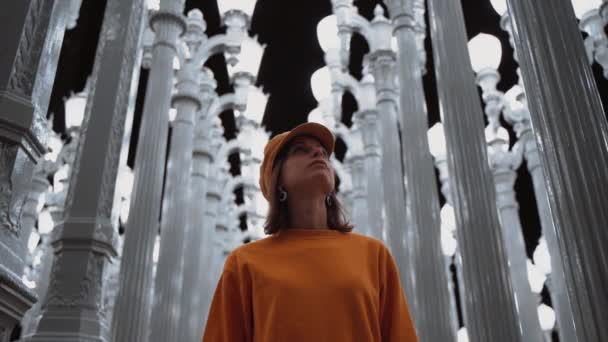Aantrekkelijk Meisje Bij Lantaarns Los Angeles — Stockvideo