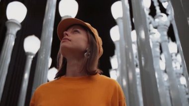 Kaliforniya'da sanat enstalasyongenç kız