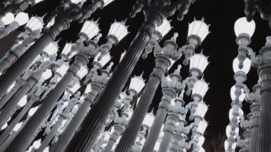 Geceleri Los Angeles'ta parlayan fenerler