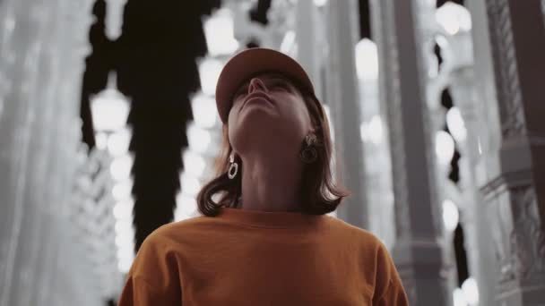 Los Angeles Müzesi Nde Fenerler Çekici Kız — Stok video