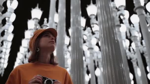 Junges Mädchen Mit Retro Kamera Der Ampel Kalifornien — Stockvideo