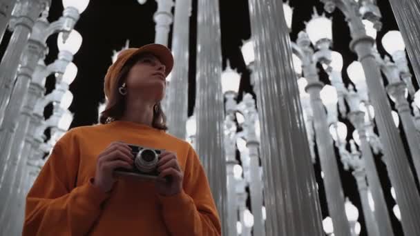 Молода Дівчина Ретро Камерою Ліхтарі Лос Анджелесі — стокове відео
