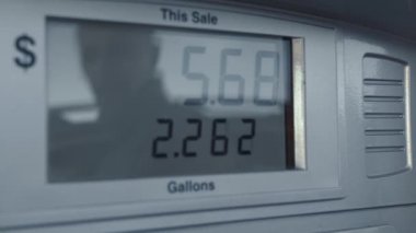 Benzin istasyonundaki sayaç