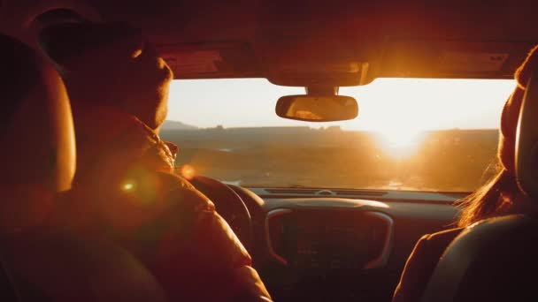 Pasangan Muda Bepergian Dengan Mobil Amerika Saat Matahari Terbenam — Stok Video
