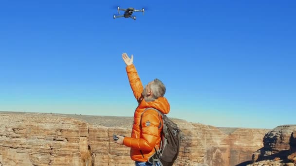 Jovem Pegando Drone Desfiladeiro — Vídeo de Stock