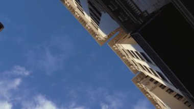 Kaliforniya'da arka planda gökdelen gökyüzü