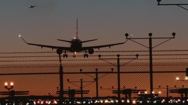 Ένα Αεροπλάνο Που Προσγειώνεται Στο Αεροδρόμιο Ηλιοβασίλεμα — Αρχείο Βίντεο
