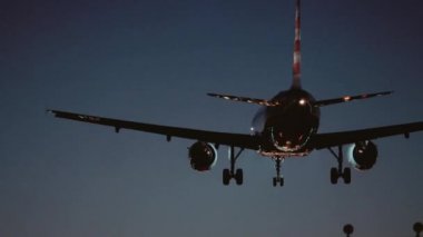 Gün batımında havaalanına uçak iniş