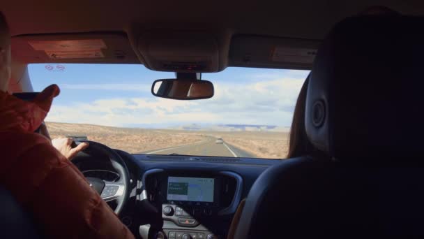 Joven Viajando Coche América — Vídeo de stock