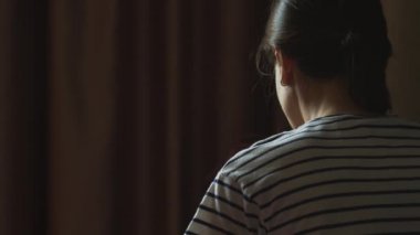 Genç kız odada geri oturan