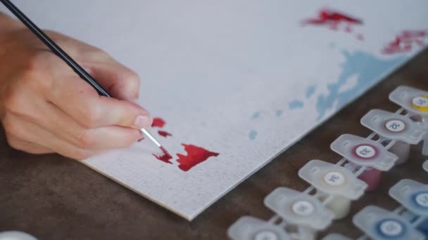 女性手与刷子和油漆特写 — 图库视频影像