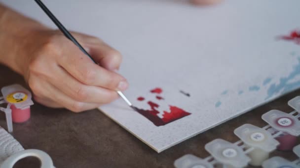 Mujer Joven Dibujando Pinturas Acrílicas — Vídeos de Stock