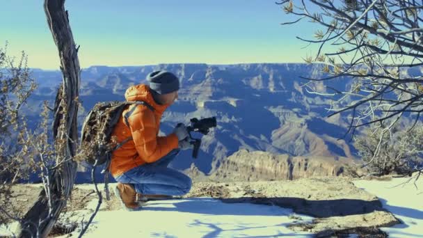 Joven Fotógrafo Gran Cañón Invierno — Vídeos de Stock