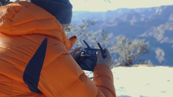 Man Med Drönarkonsol Grand Canyon — Stockvideo