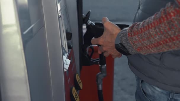 Giovane Uomo Paga Distributore Benzina — Video Stock