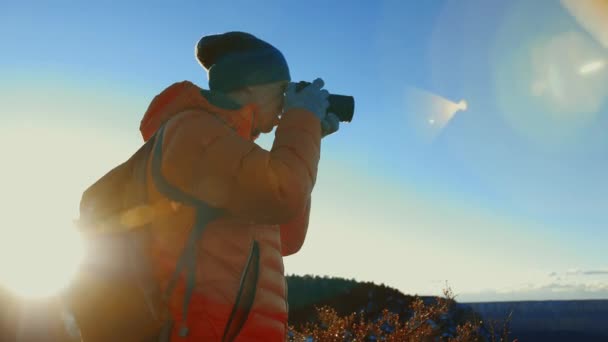 Jonge Man Met Een Camera Zon — Stockvideo