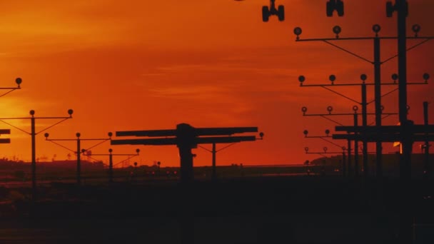 Αεροπλάνο Προσγείωσης Στο Λος Άντζελες Ηλιοβασίλεμα — Αρχείο Βίντεο
