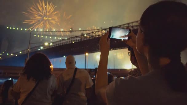 Menina Atraente Tirar Fotos Telefone Nova York — Vídeo de Stock