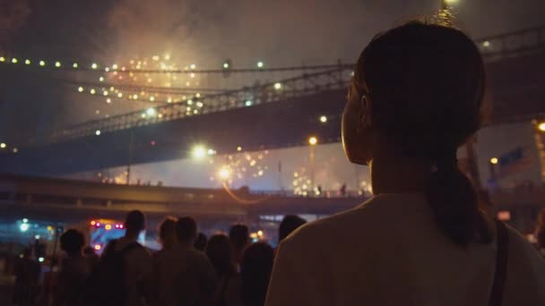 Vonzó Lány Figyeli Tűzijáték Brooklyn Híd — Stock videók