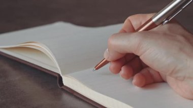 Bir not defterine şehir yazma kadın el