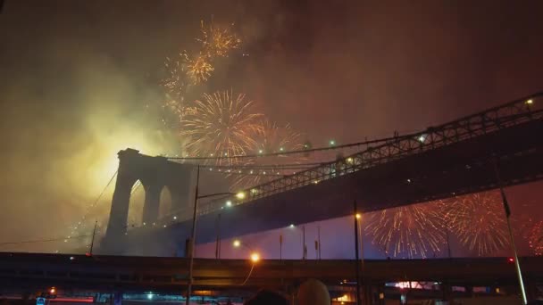 Πλήθος Στη Γέφυρα Του Μπρούκλιν Βλέποντας Πυροτεχνήματα — Αρχείο Βίντεο