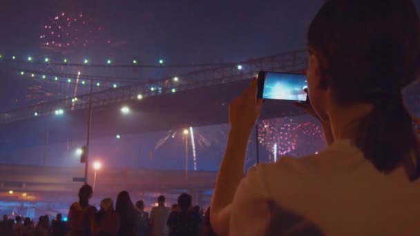 Fiatal Turista Egy Telefonnal Háttérben Tűzijátékok New Yorkban — Stock videók