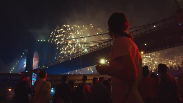 Vonzó Lány Brooklyn Híd Háttérben Tűzijáték — Stock videók
