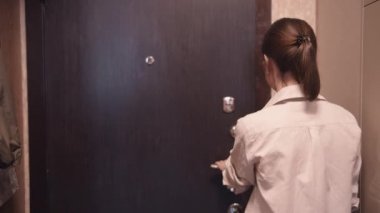 Kapıyı açan çekici kadın