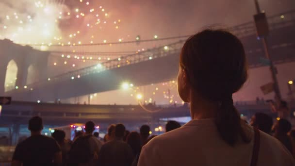 Jovem Assistindo Fogos Artifício Brooklyn Bridge Nova York — Vídeo de Stock