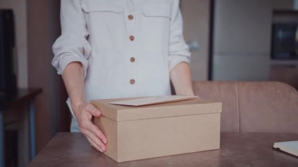 Junges Mädchen Packt Hause Ein Paket Aus — Stockvideo