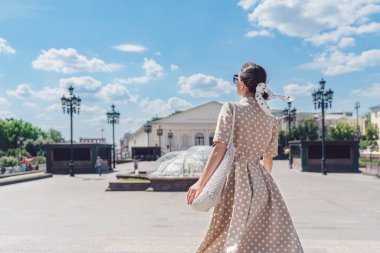 Moskova'da sokakta Çekici kız