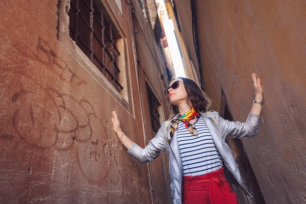 Молодая девушка на итальянской улице — стоковое фото
