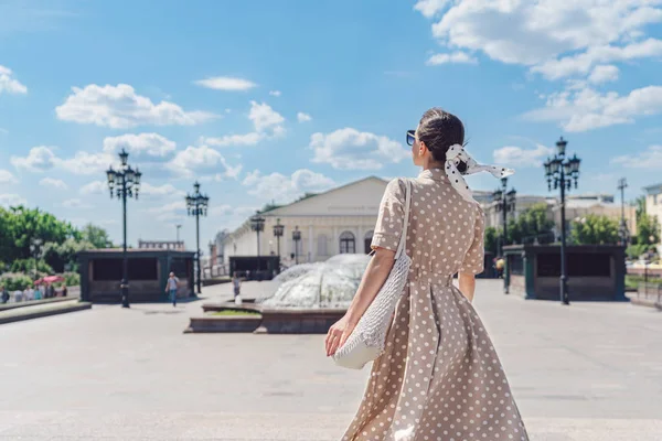 Attraktives Mädchen auf der Straße in Moskau — Stockfoto