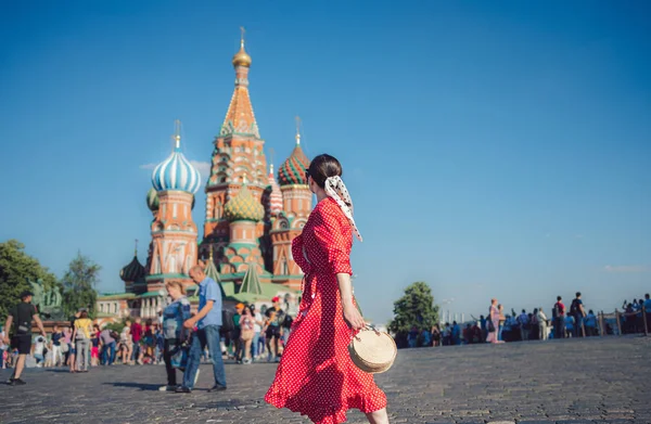 Beautiful girl on the Red Square — Stock Photo, Image