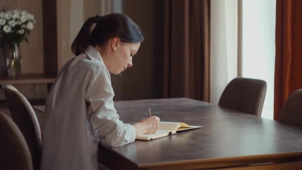 Mujer Joven Escribiendo Cuaderno Mesa — Vídeos de Stock