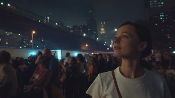 Boldog Lány Nézte Tűzijáték Brooklyn Híd — Stock videók