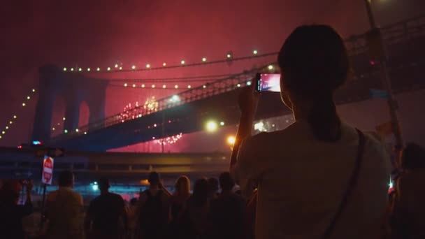 Junges Mädchen Dreht Film Urlaub Auf Der Brücke Von Brooklyn — Stockvideo