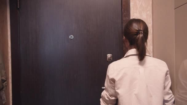 Chica Joven Abriendo Puerta Apartamento — Vídeo de stock