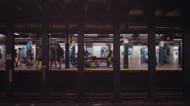 New York'ta bir metro istasyonunda yolcular