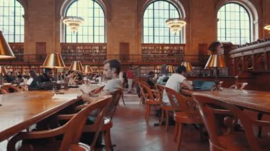 New York Milli Kütüphanesi'ndeki insanlar