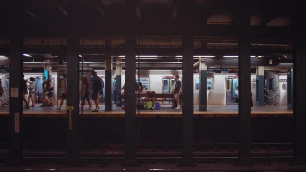 Επιβάτες Σταθμό Του Μετρό Στη Νέα Υόρκη — Αρχείο Βίντεο