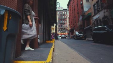 Genç kız New York'ta evden ayrılıyor