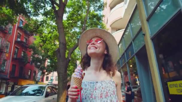 Fille Souriante Avec Crème Glacée New York — Video