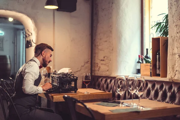 Escritor jovem digitando em uma máquina de escrever retro — Fotografia de Stock