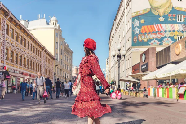 Lykkelig ung kvinne i Moskva – stockfoto