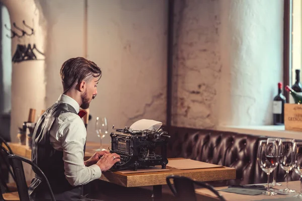 Young writer typing on a typewriter — Stock Photo, Image