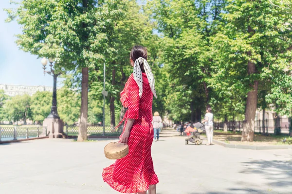 Νεαρό κορίτσι περπάτημα στο καλοκαιρινό πάρκο — Φωτογραφία Αρχείου