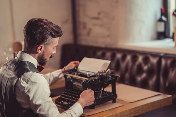 Jonge man met een retro typemachine — Stockfoto